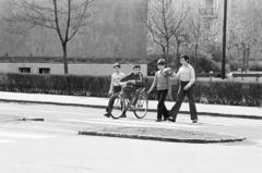 Magyarország, Budapest IX., József Attila lakótelep, Napfény utca - Csengettyű utca kereszteződése. Balra a Napfény utca 1., a motoros mögött a Csengettyű utca 11. számú ház, 1981, Prohászka Imre, Budapest, kerékpár, Fortepan #288976