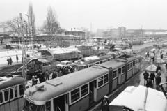 Magyarország, Budapest VIII., Fiumei (Mező Imre) út, villamosmegálló a Baross kocsiszín mellett, balra a Józsefvárosi pályaudvar. Jobbra az Orczy tér., 1982, Prohászka Imre, Budapest, Fortepan #288989