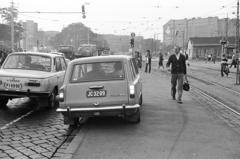 Magyarország, Budapest VIII., Fiumei (Mező Imre) út, villamosmegálló a Baross kocsiszín mellett, háttérben az Orczy tér., 1980, Prohászka Imre, Best of, taxi, Budapest, rendszám, Fortepan #288997