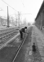 Magyarország, Budapest VIII., Fiumei (Mező Imre) út a Baross kocsiszín mellett, balra a Józsefvárosi pályaudvar, távolban az Orczy tér., 1980, Prohászka Imre, Budapest, Fortepan #289008