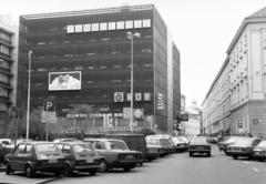 Magyarország, Budapest V., Szervita (Martinelli) tér, szemben az Interag parkolóház, balra az Országos Műszaki Fejlesztési Bizottság (OMFB) székháza, előtérben a Mária oszlop., 1988, Prohászka Imre, rendszám, automobil, Lada-márka, parkolóház, Polski Fiat 126p, Budapest, Fortepan #289018