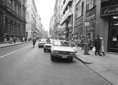 Magyarország, Budapest V., Petőfi Sándor utca, balra a Párizsi utca sarkán a Főposta., 1988, Prohászka Imre, rendszám, Dacia-márka, taxiállomás, Budapest, Fortepan #289021