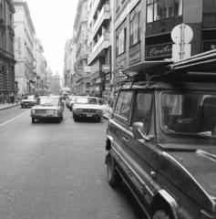 Magyarország, Budapest V., Petőfi Sándor utca, balra a Párizsi utca sarkán a Főposta., 1988, Prohászka Imre, automobil, Lada-márka, utcakép, Budapest, Fortepan #289022