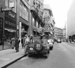 Magyarország, Budapest V., Petőfi Sándor utca a Szervita (Martinelli) tér felé, jobbra a Belvárosi Távbeszélő Központ., 1988, Prohászka Imre, rendszám, utcakép, óra-ékszer, ARO-márka, Budapest, Fortepan #289023