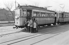 Magyarország, Budapest VIII., Vajda Péter utca, villamosmegálló a MÁVAG kolónia épülettömbje előtt a Delej utca közelében. Háttérben az általános iskola sportpályája., 1980, Prohászka Imre, villamos, Budapest, Fortepan #289063