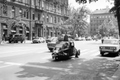 Magyarország, Budapest VIII., József körút, a felvétel a Bérkocsis utca torkolatánál készült, szemben a Rákóczi tér., 1984, Prohászka Imre, Best of, Velorex-márka, Budapest, rendszám, UAZ-márka, taxi, mikrobusz, gyalogátkelő, Lada-márka, Fortepan #289067