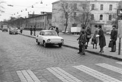 Magyarország, Budapest VIII., Orczy út (Mező Imre út), villamosmegálló a Vajda Péter utcánál. Háttérben a Ganz-MÁVAG csarnokai., 1980, Prohászka Imre, rendszám, gyalogátkelő, automobil, Skoda-márka, Skoda 100, villamosmegálló, Budapest, Fortepan #289069