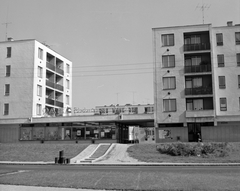 Magyarország, Vác, Földváry Károly tér, mögötte az Istenmalmi utca., 1972, Építésügyi Dokumentációs és Információs Központ, VÁTI, kereskedelem, lakótelep, hordó, antenna, élelmiszerbolt, Fortepan #28908