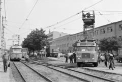 Magyarország, Budapest VIII., Kőbányi úti villamosvonal, felsővezeték szerelése az Orczy térnél., 1982, Prohászka Imre, Budapest, rendszám, teherautó, villamos, járókelő, Rába-márka, Ganz CSMG, Skoda 706 RT/MT, sínpálya, Fortepan #289085