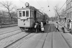 Magyarország, Budapest VIII., Vajda Péter utca, villamosmegálló a MÁVAG kolónia épülettömbje előtt a Delej utca közelében. Balra az általános iskola sportpályája., 1980, Prohászka Imre, viszonylattábla, villamos, Budapest, Fortepan #289098