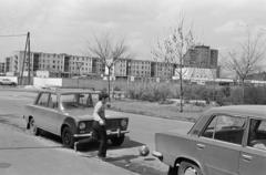 Magyarország, Budapest IX., József Attila lakótelep a Csengettyű utca - Napfény utca kereszteződésénél, háttérben jobbra a Pest-Buda mozi., 1981, Prohászka Imre, Budapest, Fortepan #289099