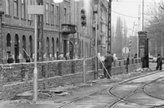 Magyarország, Budapest VIII., Baross utca, Baross kocsiszín. Háttérben a Dobozi utca melletti épületek, jobbra a Magdolna utca felé vezető kapu látható., 1981, Prohászka Imre, Budapest, Fortepan #289105