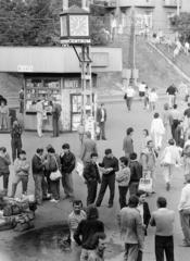 Magyarország, Budapest II.,Budapest XII., Széll Kálmán (Moszkva) tér. Alkalmi / fekete munkára várakozók, jobbra a Várfok utcához vezető lépcső látható., 1988, Prohászka Imre, Budapest, Fortepan #289151