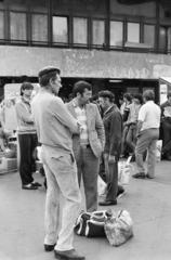 Magyarország, Budapest II., Széll Kálmán (Moszkva) tér. Alkalmi / fekete munkára várakozók háttérben a metróállomás csarnoka., 1988, Prohászka Imre, Budapest, Fortepan #289153