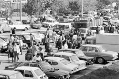 Magyarország, Budapest X., Albertirsai (Dobi István) út, használtautó-piac a BNV melletti parkolóban., 1985, Prohászka Imre, Budapest, autópiac, teherautó, UAZ-469, UAZ-márka, IFA-márka, IFA W50, BMW-márka, BMW E21, Polski Fiat 126p, Mercedes-márka, Fortepan #289159