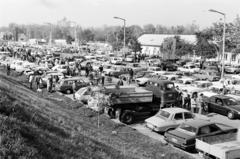 Magyarország, Budapest X., Albertirsai (Dobi István) út, használtautó-piac a BNV melletti parkolóban., 1985, Prohászka Imre, rendszám, automobil, Lada-márka, Dacia-márka, autópiac, teherautó, IFA-márka, Ford-márka, Budapest, Mercedes-márka, Fortepan #289168