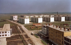 Magyarország, Tiszaújváros, (Tiszaszederkény) Kazinczy út, jobbra a Széchenyi út és a Tisza út torkolata, közöttük a Derkovits Kulturális Központ alapjai., 1966, Építésügyi Dokumentációs és Információs Központ, VÁTI, színes, autóbusz, lakótelep, látkép, Fortepan #28919