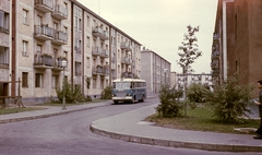 Magyarország, Tiszaújváros, (Tiszaszederkény) Lorántffy Zsuzsanna utca a Liszt Ferenc utca felől a Tisza út felé nézve., 1963, Építésügyi Dokumentációs és Információs Központ, VÁTI, színes, autóbusz, magyar gyártmány, Ikarus-márka, Ikarus 620/630, Fortepan #28920