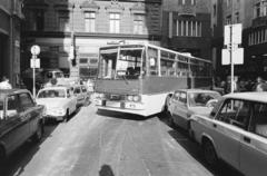 Hungary, Budapest V., Piarista (Pesti Barnabás) utca, a Váci utcából bekanyarodó, elakadt Ikarus autóbusz., 1986, Prohászka Imre, number plate, automobile, Trabant-brand, bus, Ikarus-brand, Budapest, Fortepan #289200