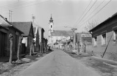 Magyarország, Tolna, Kossuth Lajos utca, szemben a Nagyboldogasszony-templom., 1983, Prohászka Imre, Fortepan #289201