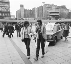 Magyarország, Budapest VIII., Baross tér, a felvétel a Keleti pályaudvar előtti aluljáróban, a Végh Antal „Miért bántják a magyar futballt, avagy te is totóztál, haver?" című porond játékának reklámja., 1983, Prohászka Imre, Budapest, Fortepan #289207