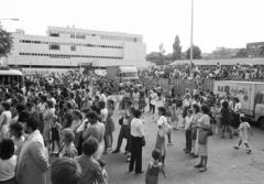 Magyarország, Budapest XI., a Skála Budapest Szövetkezeti Nagyáruház parkolója, a felvétel Kabir Bedi a Sandokan sorozat főszereplőjének autogramosztásakor készült., 1984, Prohászka Imre, Budapest, Fortepan #289224