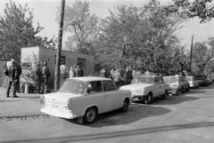 Hungary, Budapest XIII., Jász utca - Kucsma utca sarok, az ÁFOR Kucsma utcai töltőállomásához mosóbenzinért sorban álló Trabant és Wartburg tulajdonosok., 1986, Prohászka Imre, number plate, petrol can, Budapest, Fortepan #289230