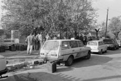 Hungary, Budapest XIII., Jász utca - Kucsma utca sarok, az ÁFOR Kucsma utcai töltőállomásához mosóbenzinért sorban álló Trabant és Wartburg tulajdonosok., 1986, Prohászka Imre, number plate, petrol can, taxicab, Budapest, Fortepan #289231