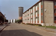 Magyarország, Tiszaújváros, (Tiszaszederkény) Tisza út a Szederkényi út út felől nézve, középen a víztorony., 1966, Építésügyi Dokumentációs és Információs Központ, VÁTI, iskola, színes, víztorony, lámpaoszlop, Fortepan #28926