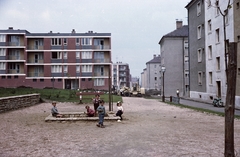 Magyarország, Kazincbarcika, Béke tér., 1967, Építésügyi Dokumentációs és Információs Központ, VÁTI, színes, motorkerékpár, lakótelep, gyerekek, homokozó, munkagép, Fortepan #28933