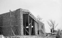 Hungary, Budapest II., Tömörkény utca 13., Dr. Nónay Tibor szemész professzor nyaralójának építkezése., 1959, Csaba László örökösei, Budapest, freestone, construction, deck chair, wooden structure, wall, Fortepan #289381