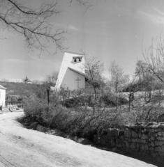 Magyarország, Cserépváralja, Munkácsy Mihály utca (Felszabadítók útja), Munkás Szent József-templom. Balra a távolban a hajdani L’Huillier-kastély kápolnája látható., 1962, Csaba László örökösei, modern építészet, Fortepan #289386