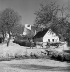 Magyarország, Cserépváralja, Alkotmány út, szemben a Munkácsy Mihály utca (Felszabadítók útja), Munkás Szent József-templom (tervező Csaba László, 1961.)., 1962, Csaba László örökösei, Best of, szekér, Fortepan #289388