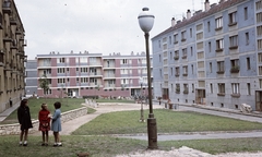 Magyarország, Kazincbarcika, Béke tér., 1967, Építésügyi Dokumentációs és Információs Központ, VÁTI, színes, lakótelep, gyerekek, lámpaoszlop, Fortepan #28939