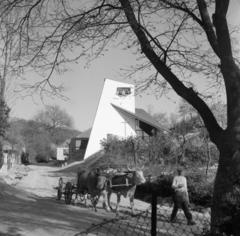 Magyarország, Cserépváralja, Munkácsy Mihály utca (Felszabadítók útja), Munkás Szent József-templom (tervező Csaba László, 1961.)., 1962, Csaba László örökösei, modern építészet, ökörfogat, Fortepan #289400