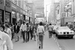 Amerikai Egyesült Államok, New York, Times Square., 1974, Bencseky Mátyás, Pontiac-márka, Pontiac Grand Prix, utcakép, járókelő, Fortepan #289411