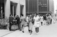 Amerikai Egyesült Államok, New York, 1301 Avenue of the Americas (Crédit Agricole CIB Building) - W 53rd Street sarok, szemben a New York Hilton Midtown., 1974, Bencseky Mátyás, Fortepan #289417