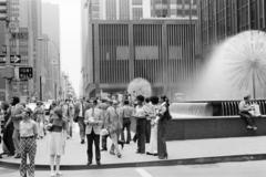 Amerikai Egyesült Államok, New York, Manhattan, Sixth Avenue / Avenue of the Americas, a Dandelion Fountain a W 54th Street sarkán., 1974, Bencseky Mátyás, Fortepan #289422