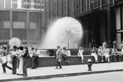 Amerikai Egyesült Államok, New York, Manhattan, Sixth Avenue / Avenue of the Americas, a Dandelion Fountain a W 54th Street sarkán., 1974, Bencseky Mátyás, tűzcsap, szökőkút, Fortepan #289423