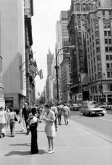 Amerikai Egyesült Államok, New York, 5th Avenue - W 53rd Street kereszteződése, a Szent Tamás-templom elől a W 54th Street felé, jobbra a távolban kimagaslik a Hotel Sherry-Netherland épülete., 1974, Bencseky Mátyás, Fortepan #289432