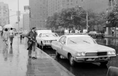 Amerikai Egyesült Államok, New York, a First Avenue a United Nations Plaza-nál, a távolban a Tudor City Windsor Tower., 1974, Bencseky Mátyás, rendőrjármű, Plymouth-márka, Plymouth Fury, Fortepan #289466