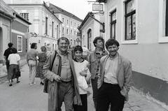 Magyarország, Szentendre, Fő (Marx) tér a Rákóczi Ferenc utca felé, balra a Városház tér. Előtérben balra Jeli Ferenc dramaturg, festő, filmrendező, író, jobbra Hajdú László festőművész., 1988, Bencseky Mátyás, Fortepan #289509