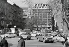 Magyarország, Budapest VI., Andrássy út (Népköztársaság útja), szemben a Jókai tér - Jókai utca sarkán a MEDOSZ Vendégház építkezése. Balra Jókai Mór szobra (Stróbl Alajos, 1921.), 1977, Bencseky Mátyás, Budapest, Fortepan #289516