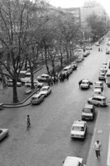 Magyarország, Budapest VI., Liszt Ferenc tér, kilátás a 10-es számú épületből, az Andrássy út (Népköztársaság útja) túloldalán a Jókai tér és a Jókai utca látható., 1975, Bencseky Mátyás, Budapest, Fortepan #289524