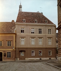 Magyarország, Sopron, Patika-ház a Városház utca felől, mögötte a Bencés-templom tornya., 1968, Építésügyi Dokumentációs és Információs Központ, VÁTI, színes, plakát, Fortepan #28954