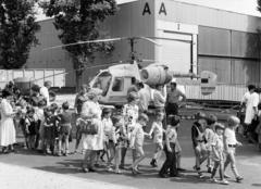 Magyarország, Budapest X., Albertirsai (Dobi István) úti vásárterület. Kamov KA-26 típusú helikopter az "A" pavilon mellett., 1975, Bencseky Mátyás, Budapest, Fortepan #289551