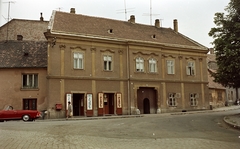 Magyarország, Sopron, Sas tér 6., az egykori Fekete Sas fogadó., 1968, Építésügyi Dokumentációs és Információs Központ, VÁTI, színes, utcakép, Skoda-márka, postaláda, automobil, Skoda Felicia, tejbolt, húsbolt, Fortepan #28957