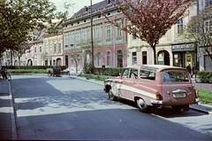 Magyarország, Sopron, Kisvárkerület, jobbra a Várkerület 15-25 sz. házak. Wartburg Camping személygépkocsi., 1964, Építésügyi Dokumentációs és Információs Központ, VÁTI, kerékpár, színes, cégtábla, német gyártmány, utcakép, Wartburg-márka, tricikli, automobil, Wartburg 311/312, rendszám, órás, országjelzés, Fortepan #28958