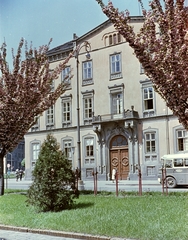 Magyarország, Sopron, Várkerület (Lenin körút), Horváth-ház a Széchenyi tér sarkán., 1964, Építésügyi Dokumentációs és Információs Központ, VÁTI, színes, autóbusz, magyar gyártmány, Ikarus-márka, Ikarus 620/630, Fortepan #28960