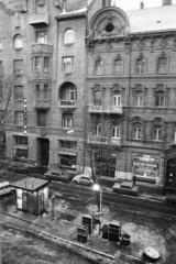 Magyarország, Budapest VI., Liszt Ferenc tér, kilátás a 10-es számú épületből, a túloldalon az 5-ös és a 4-es számú ház látható., 1984, Bencseky Mátyás, Budapest, utcakép, benzinkút, Fortepan #289610